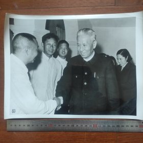 超大尺寸：1960年，刘少奇、王光美在郑州视察时和炊事员握手 （83号）