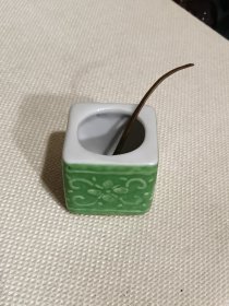 民国苹果绿釉堆白香草龙纹水盂 全品 文房佳品 高3cm，宽3.3cm