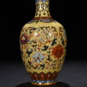 清乾隆米黄釉珐琅彩描金缠枝花卉纹瓶 21*10厘米