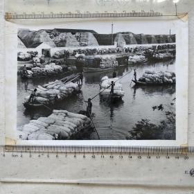 六七十年代，新闻宣传图片，船运码头，撑船交粮卖粮内容，老照片，银盐相纸，有旧痕，