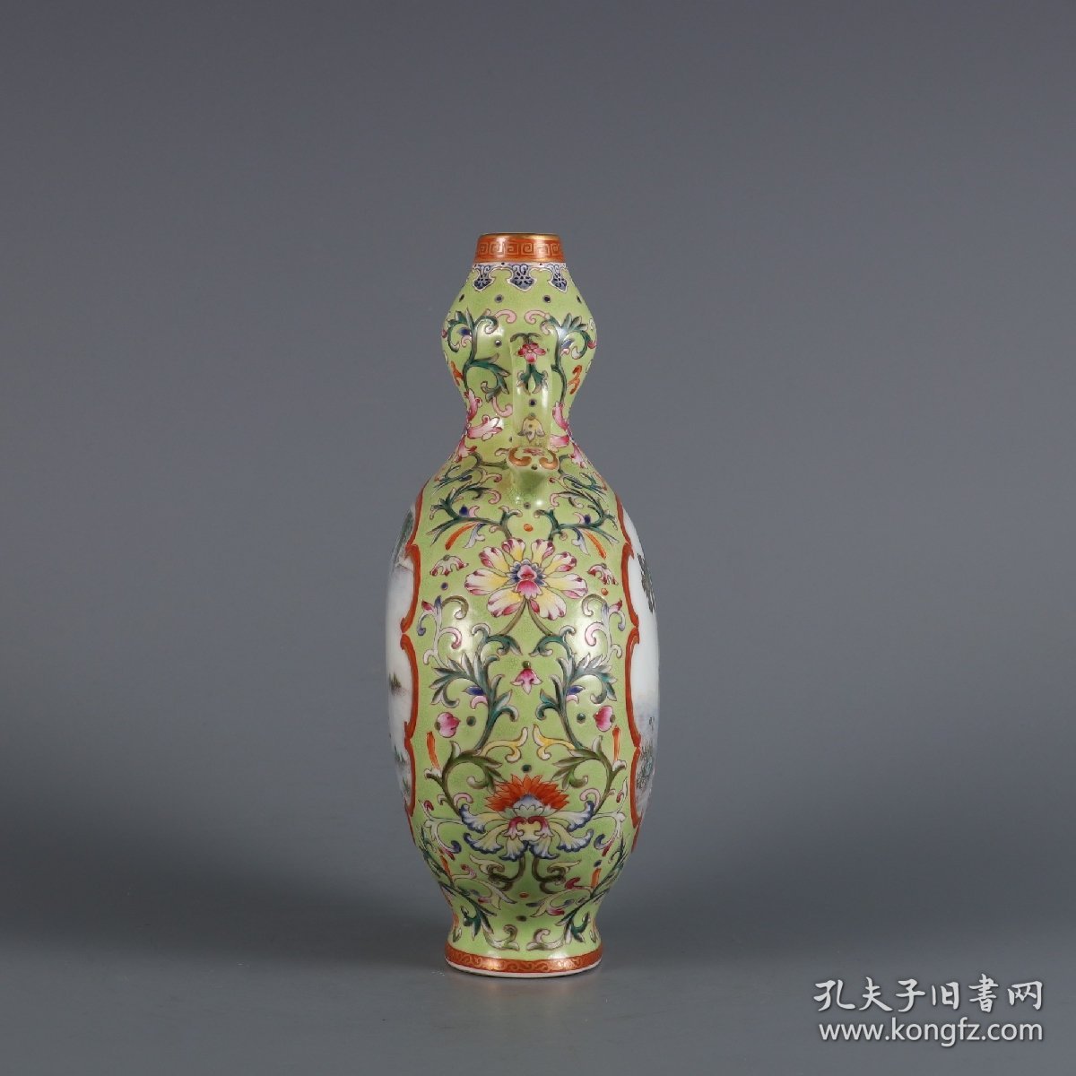 清乾隆年制绿地粉彩开窗花鸟纹如意耳扁瓶