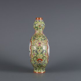 清乾隆年制绿地粉彩开窗花鸟纹如意耳扁瓶