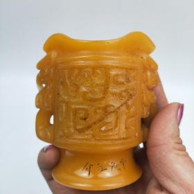 清代田黄石酒杯一个，做工精美，保存完整，尺寸重量如图。