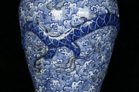 元青花雕刻海水龙纹梅瓶 高51厘米 直径28厘米