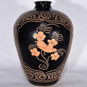 吉州窑花鸟纹瓶，
尺寸：28×20 cm