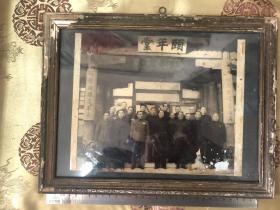 五十年代伟人在颐年堂前合影照片，毛刘朱周陈邓等合影，原相框背板封底的报纸是1961年1月1日，原汁原味老相框老照片