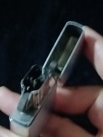 Zippo打火机，底部和内胆都有ZIPPO USA字样，但外面却有中文不知是怎么回事？开合声音清脆没毛病，宽3.8公分厚1.3公分高5.7公分，有轻微使用痕迹，超低价转让，实物如图所示藏品转让不退换请理解非偏远包邮。