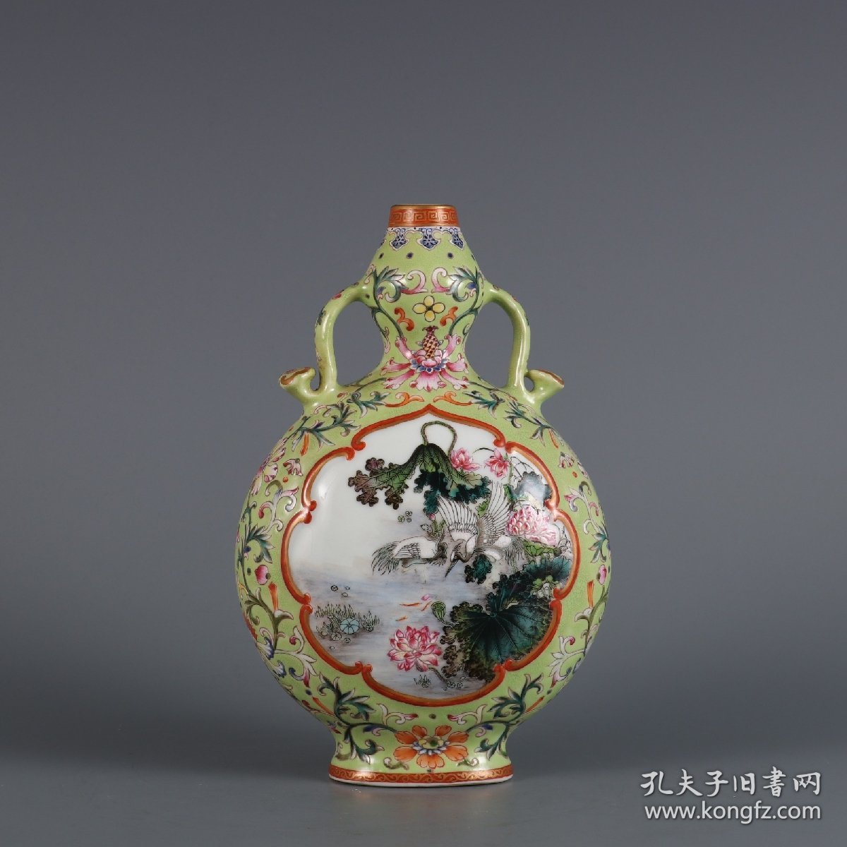 清乾隆年制绿地粉彩开窗花鸟纹如意耳扁瓶