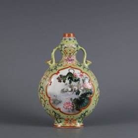 清乾隆年制绿地粉彩开窗花鸟纹如意耳扁瓶