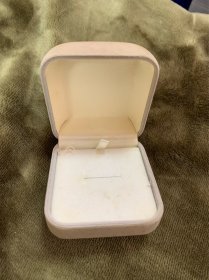 【海外回流  vintage中古】回流中古首饰盒   小年份  很实用  细节可见，仔细看好图片，有瑕疵的，介意勿拍，谨慎下单！出售不退！尺寸如图！偏远地区邮费联系客服另算！