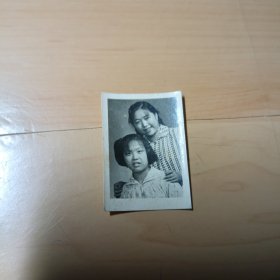 老照片–60年代初两个年轻女孩留影