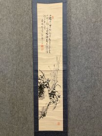 古筆赏石兰花图【吉嗣拜山】（1864-1915），南画家吉嗣楳仙之子，名达，号左手拜山、独臂翁、独掌居士、独掌庵、苏道人、士辞。筑前太宰府生人。初从父学，后转师中西耕石，是耕石门人中卓越者。明治初年曾供职于修史局。1871年因地震伤失右手，始以左手绘丹青。1877年到中国研究画事。作品以山水、花鸟最佳，尤以芦雁名重画坛，并有作品献给英国国王。著有《拜山鸡襄》、《寒玉音集》等。