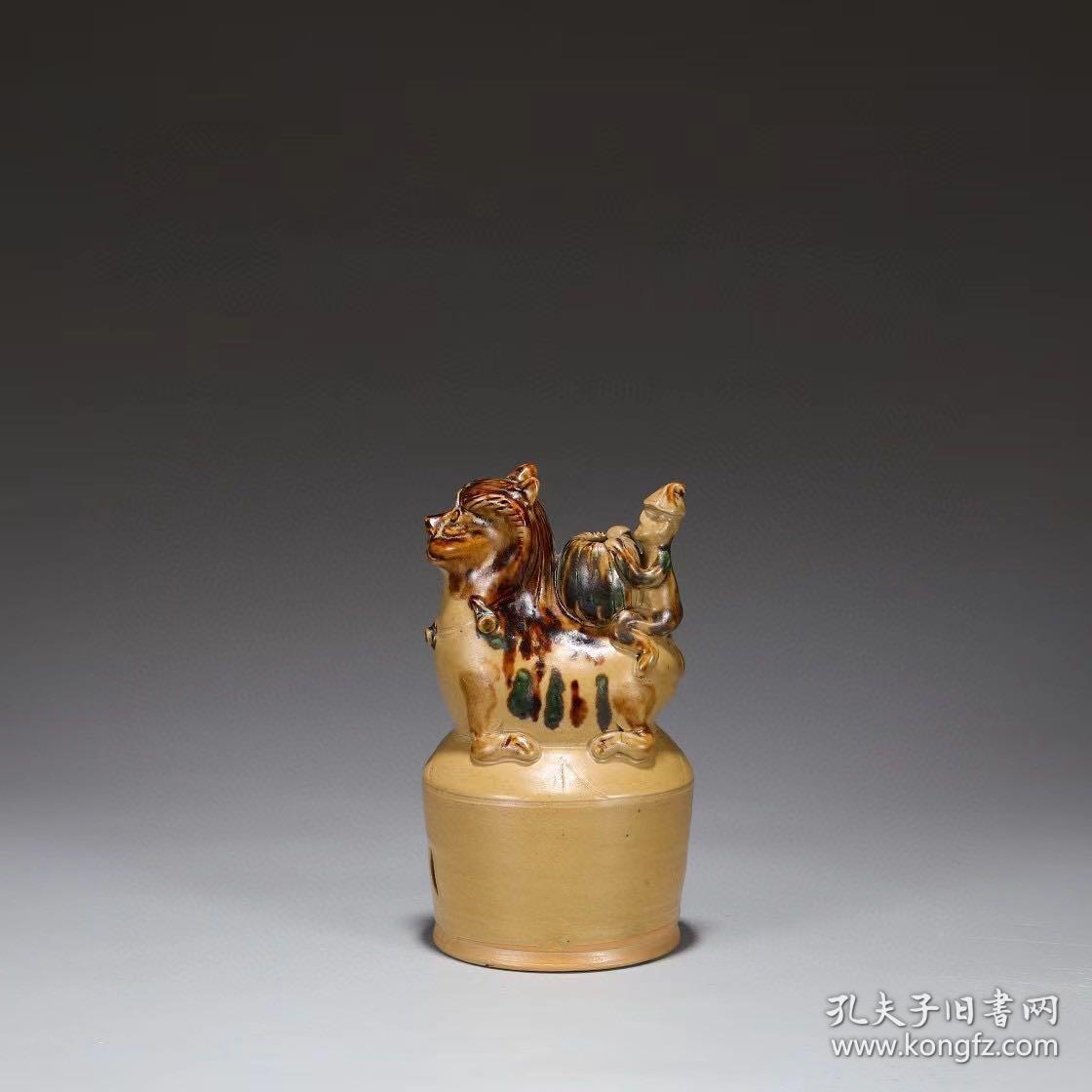 唐代 长沙窑点彩狮坐瓶 尺寸：高22.5公分 直径11.5公分