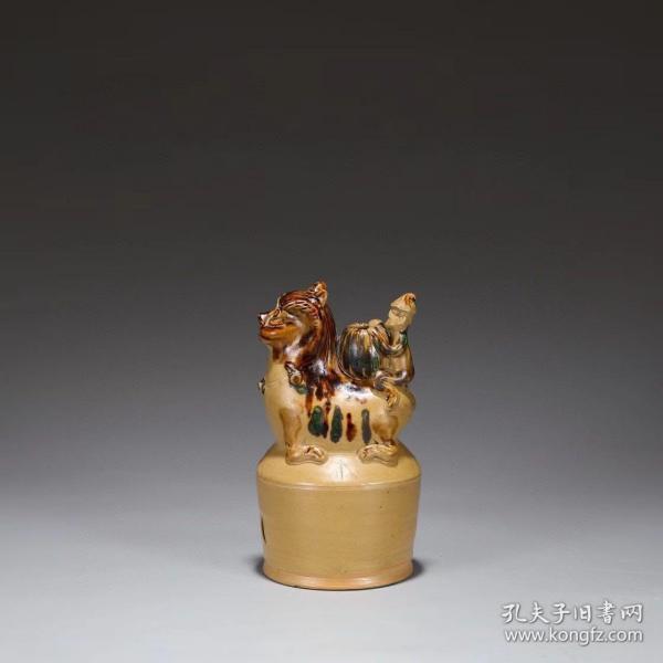 唐代 长沙窑点彩狮坐瓶 尺寸：高22.5公分 直径11.5公分