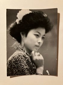 九十年代女子黑白照片