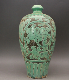 磁州窑绿釉剔花瓶
