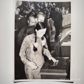 五十年代 全国劳动模范申纪兰（怀孕期 ）等在为新中国第一部宪法投票。极为难得的一张老照片。 尺幅14.8*10.8cm