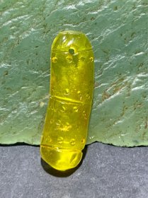 天然乌克兰原矿蜜蜡雕刻竹节卡子（吊坠）一个，