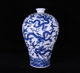 清青花龙纹梅瓶，高35×23厘米