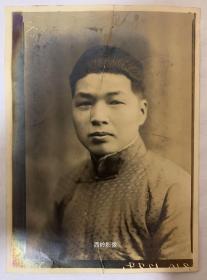 【老照片】民国时期一知识分子照--- 此照来源：民国38年重庆大学数学系合影附照，该男子很可能是该系年轻教师。