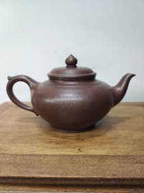 老珍藏，顾景舟《足吾所好玩而德老焉》底款，“顾景舟”盖款，笑樱老紫砂壶一把，出水流畅，断水利落，保存完整，收藏的佳品。