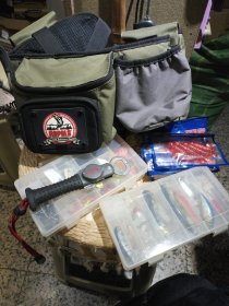 Rapala乐伯乐臂包专用钓鱼工具腰包一个，配有路亚钓鱼钳一把，控鱼器一个（有量尺）二盒路亚假鱼饵，鱼钩，章跳假鱼饵4袋。原主人应该是个资深钓鱼者，包包外观看着没有使用过几次，轻微使用痕迹，拉链完好正常使用，上传图片均为实拍