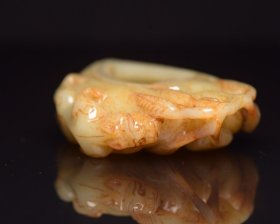 和田玉笔洗 规格: 10×6.6×2.2厘米 重 162克。 玉质温润细腻，沁色自然，刀功老道，皮壳包浆一流，雕刻生动，线条流畅，品相完美！