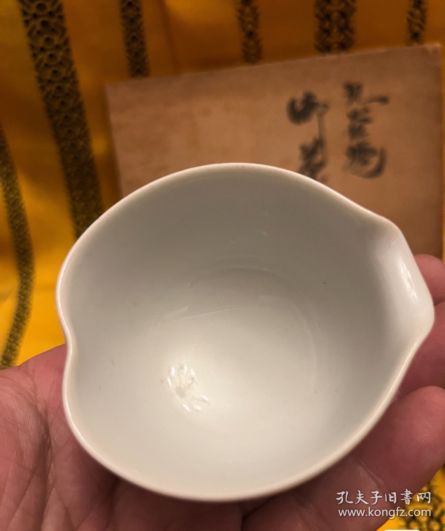 清·九谷青花山水宝瓶套茶具套原盒 画工精湛 锈斑发色 器形优美 瓷质莹润 画工发色都非常好，自己比较喜欢的一套茶具。全品未使用过，原盒都在。