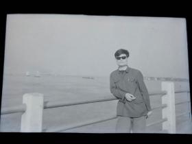 【老底片X01407】《八十年代旅游》曹氏姐妹系列底片，135黑白负片底片一张