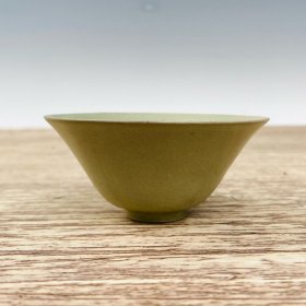 汝瓷茶盏，高4.5厘米，直径8.5厘米
