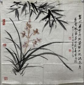 【终身保真字画】谢圣望   68X68cm，品相一般，部分有裂不缺！9
         福建人，师从著名画家郑乃珖先生。现为福建省美术家协会会员，中国郑乃珖艺术研究会闽都分会会长。作品参加加拿大“枫叶杯世界书画大展”并获奖。作品发表荣宝斋专刊09年专版介绍。入选河北美术出版社《中国名家技法研究丛书》花鸟篇、山水篇及新编花鸟画谱丛书。并出版《谢圣望画册》。