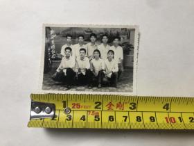 1970年战斗友谊长存 年轻人集体黑白合影照片（8*5.8cm)