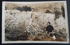 民国银盐老照片 早春花丛中的两位美女 品好如图 尺寸长13.5cm 宽8.5cm
