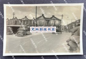 【上海史料】1937年8月 “淞沪会战”时期 上海日本海军陆战队“第1水雷战队”队员开着97式摩托车在上海警备地附近穿梭 原版老照片一枚（97式摩托车，日本称为97式“机铳车”，二战期间一般装备给日本海军陆战队用于通讯、侦察、传令或者军官乘用等。从30年代到二战结束，97式摩托车大约生产了18000辆左右，当时除了海军使用外，陆军也大量装备。）