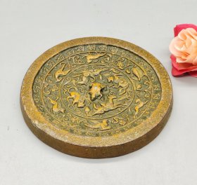 日本仿唐海兽葡萄铁文镇，直径10厘米，厚度1厘米，工艺精美，纹路清晰，海兽葡萄图案立体生动。铁质厚重。适合把玩收藏。