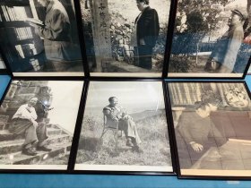 伟人 小一开宣传画一套六张！老画后装裱！分别是:在江西、在灵峰山、在北京、在庐山、在庐山、鉴赏中国古代书画！（惜鉴赏书画有开裂被粘贴了胶带 见最后一图）超大小一开尺寸（97*80公分单幅）！六幅排开是将近5米！悬挂摆放十分气魄！展馆收藏精品 ！收藏精品！稀有老物件！