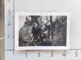60年代两帅哥昆工小树林照片(邹位相册，邹位约1961年毕业于昆工附中，之后就读于昆明工学院)