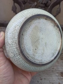 清代哥釉鱼篓形围棋罐 造型别致,开片自然,瓷胎细腻,釉面肥厚,器型规整,胎质精良,胎釉俱佳,图八内里有开片加深线。