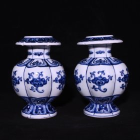 青花灵芝尊，19.8×14.5厘米