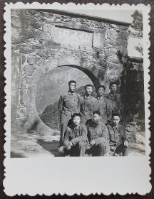 九江老照片，七十年代，九江庐山仙人洞，军人合影