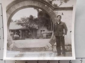60年代帅哥四合院前照片(邹位相册，邹位约1961年毕业于昆工附中，之后就读于昆明工学院)