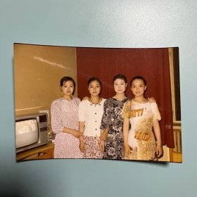 4名漂亮女子在宾馆客房内合影留念 90年代（5吋彩色老照片）