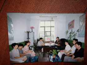90年代吉林市某单位女领导及办公室人员合影照片一张，
