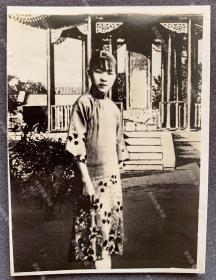 民国时期 古碑亭前身穿旗袍长裙的少女 银盐老照片一枚