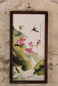 红木镶粉彩花鸟瓷板画中堂竖挂屏！！！《荷塘情趣》
