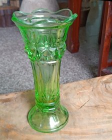 老物件，民国老花瓶绿色玻璃花瓶/花插 品相看图，图片是实物实拍，很厚重。