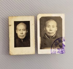 民国时期国民政府江苏徐州萧县总工会老照片两张（一寸），盖有国民党党徽图案的萧县总工会印。