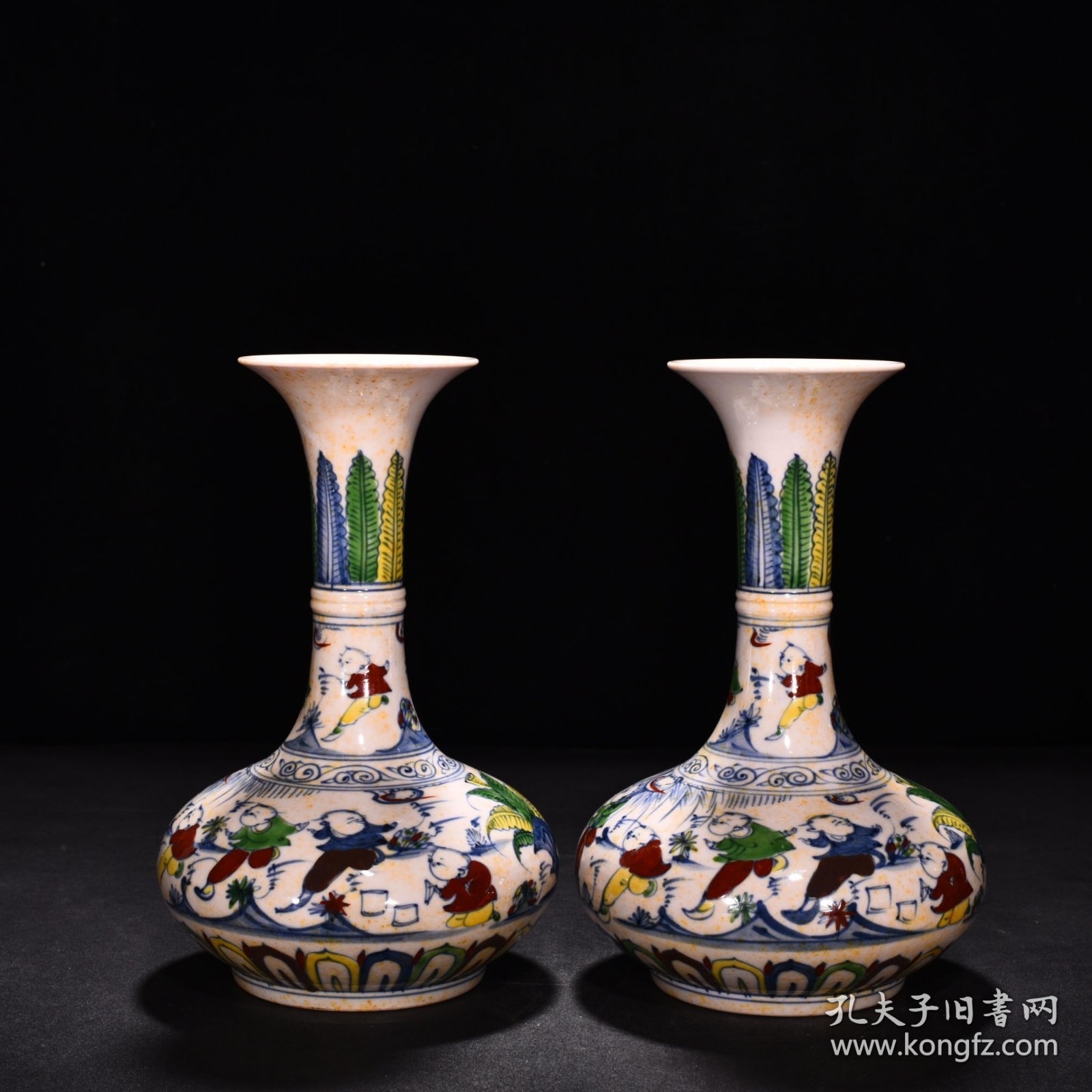 旧藏 明成化红胎斗彩姹紫婴戏纹赏瓶（万贵妃款） 高21厘米 宽12.5厘米