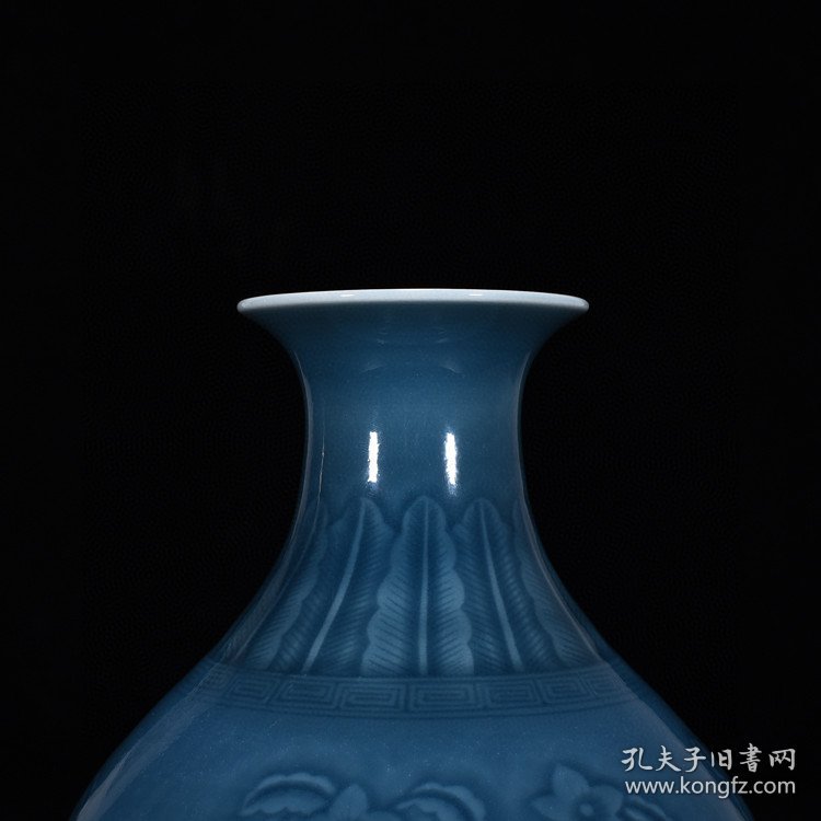 瓷器 清乾隆霁蓝釉刻花果纹玉壶春瓶（回流瓷） 高21厘米 宽17厘米