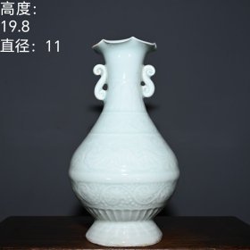 宋代湖田窑影青瓷双耳花口瓶子。lxl 高度：19.8厘米 直径：11厘米